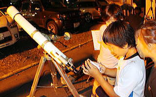 天体望遠鏡と子供たち　上里町　星の観測会